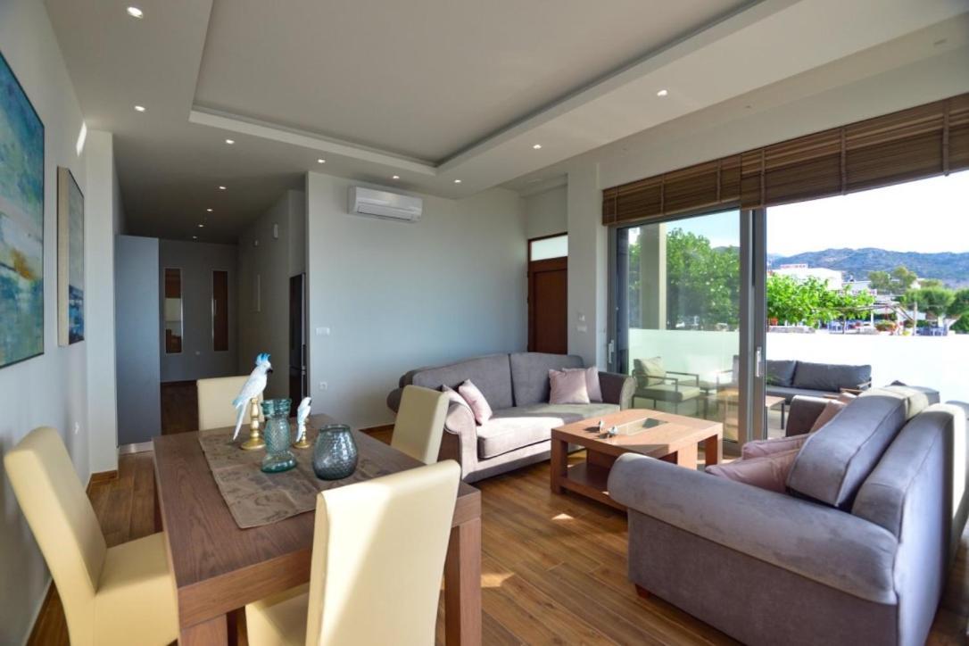 Gonis Grand Luxury Suite Palaiochora Exterior foto